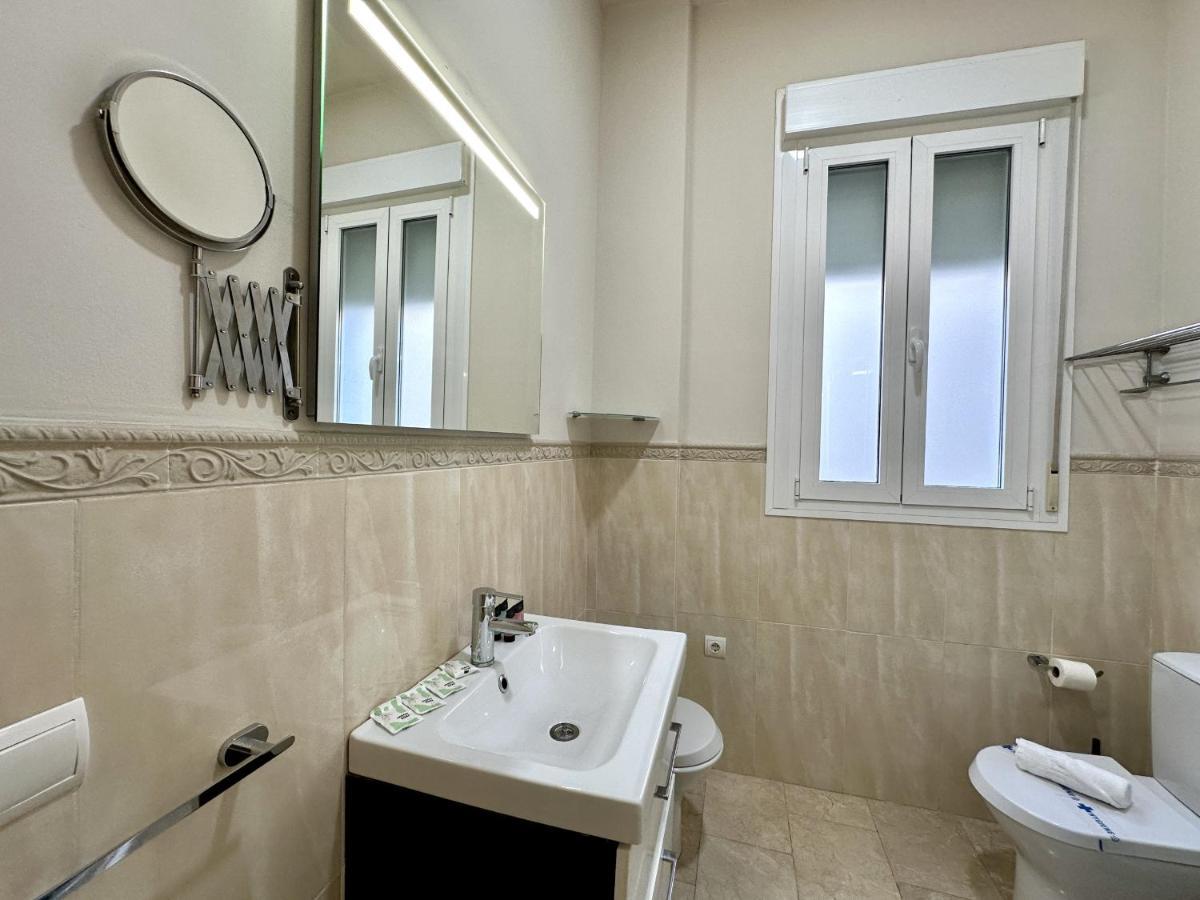 Urbe10 Pries Suite Malaga Bagian luar foto